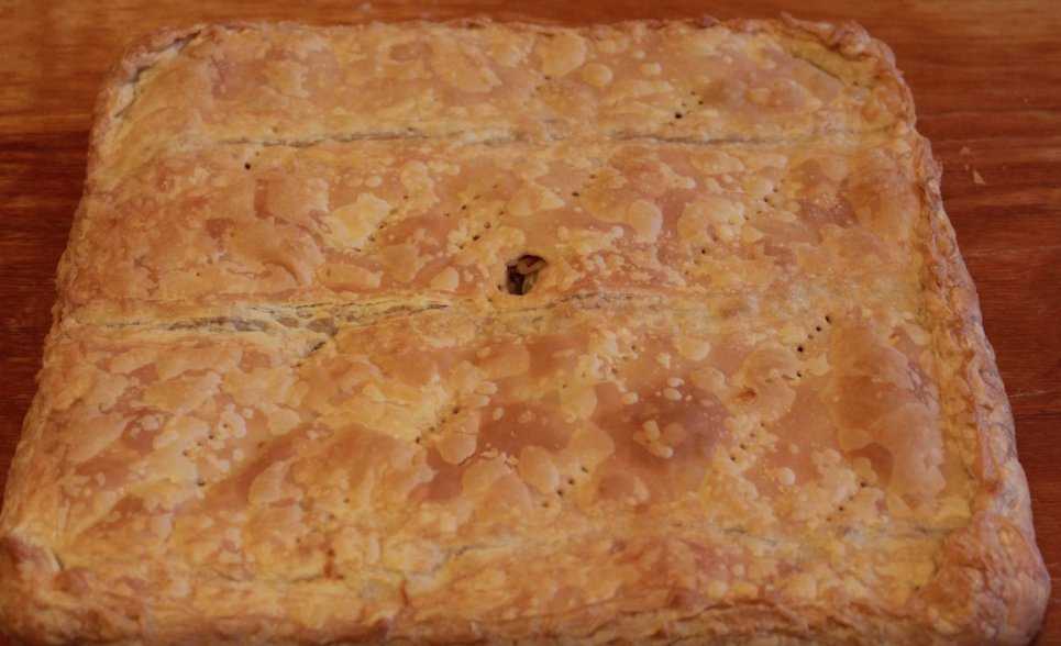 Пирог с капустой из слоеного бездрожжевого теста