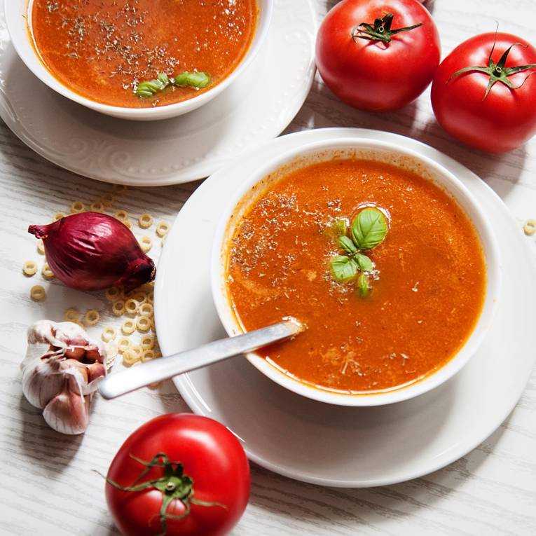 Суп томатный рецепты из свежих. Томатный суп гаспачо. Польский помидорный суп (zupa pomidorowa). Гаспачо с мидиями. Томатный суп с вермишелью.