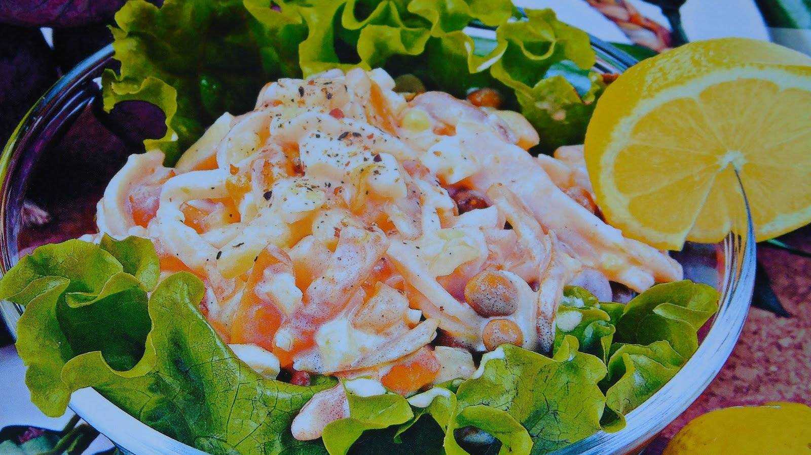Салат из морской рецепт с очень. Салат с кальмарами. Вкусный салат с кальмарами. Салат морской с кальмарами. Салат океан.
