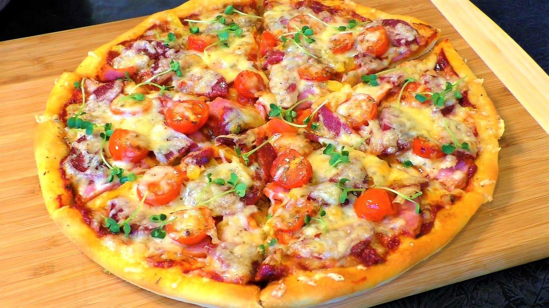 Домашняя пицца в духовке рецепт начинки. Начинка для пиццы. Пицца домашняя. Пицца по домашнему. Пицца из домашних продуктов.