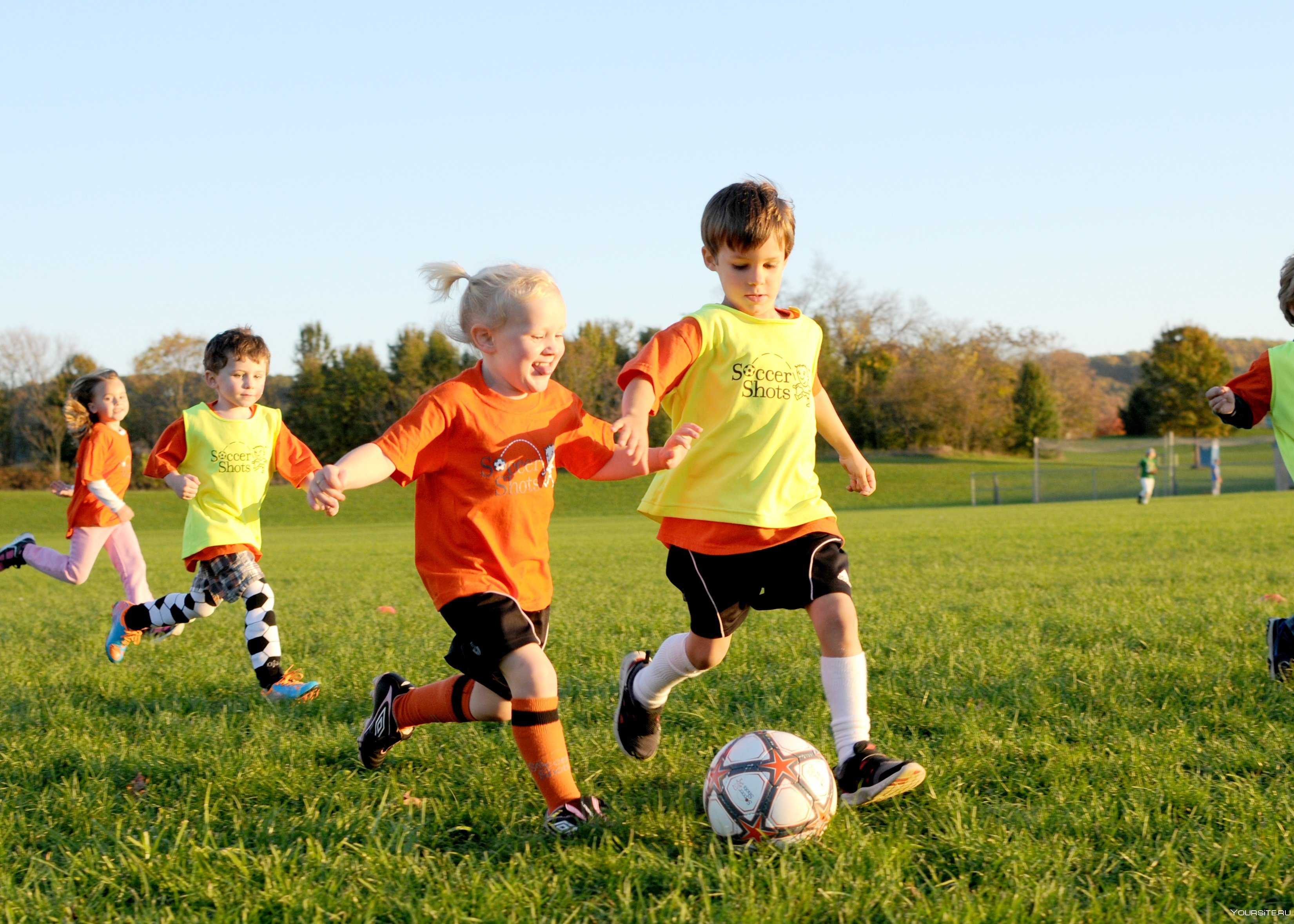 Сыграть в мяч в футболе. Спорт дети. Футбол дети. Спортивные игры для детей. Детизанимаютс спортом.