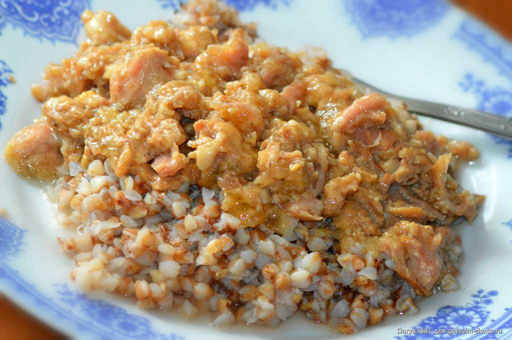 Гречка с тушёнкой на сковороде