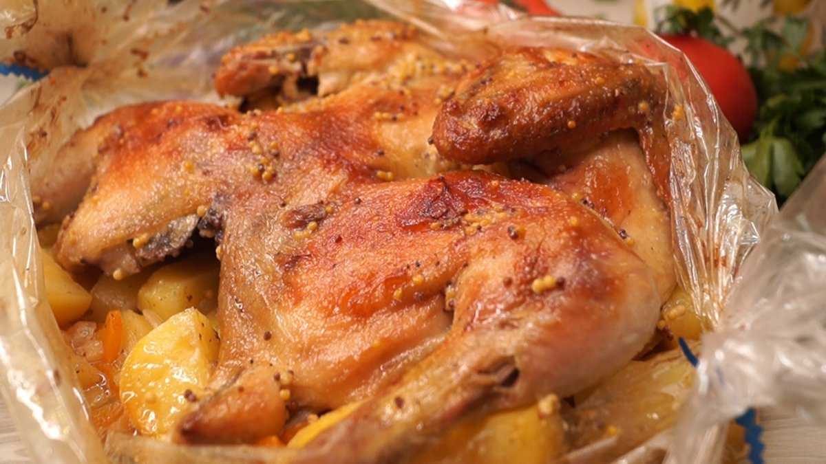Пол куры в духовке. Курица с картошкой в духовке в рукаве. Курица в рукаве для запекания в духовке. Запечь курицу в рукаве.