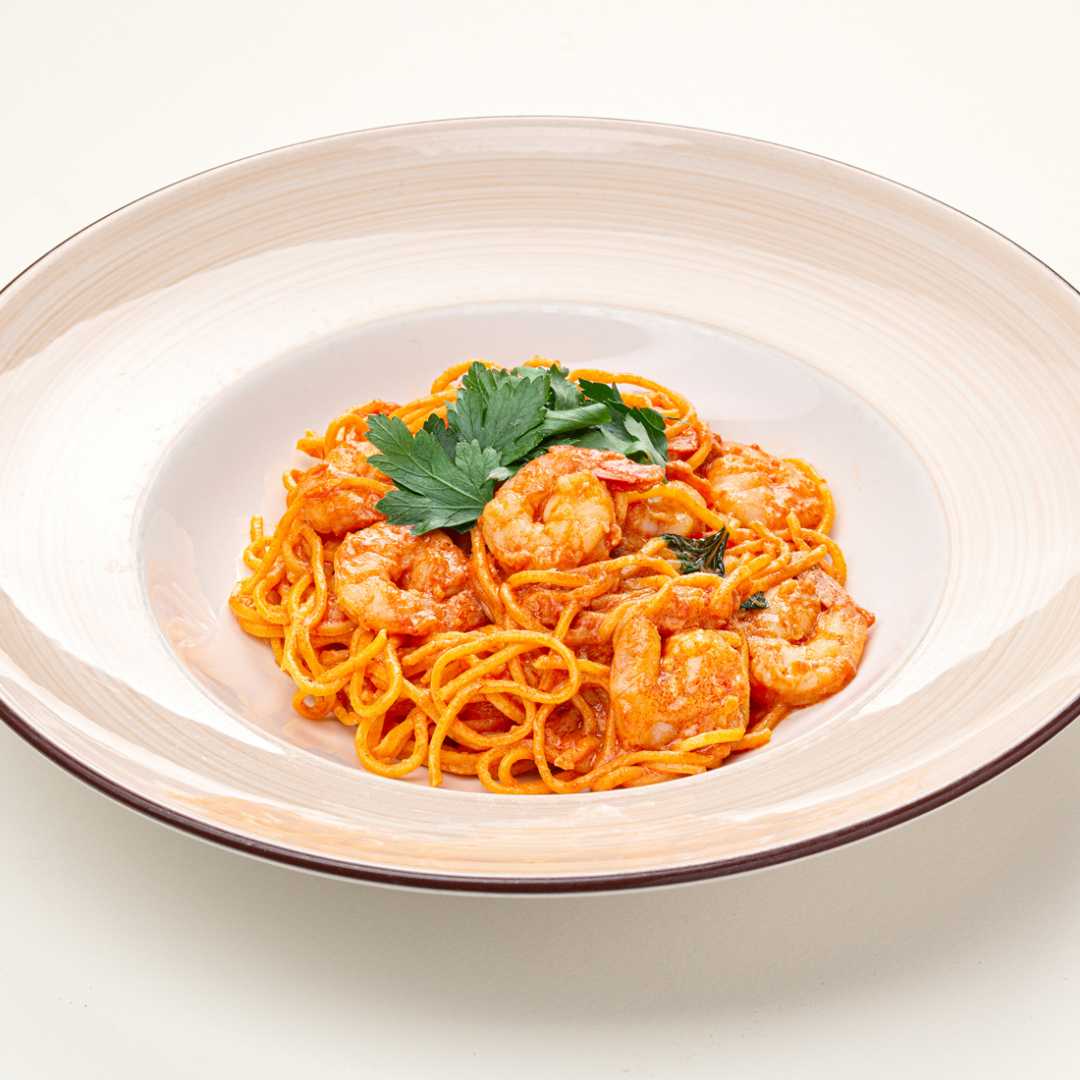 Спагетти с креветками в томатном