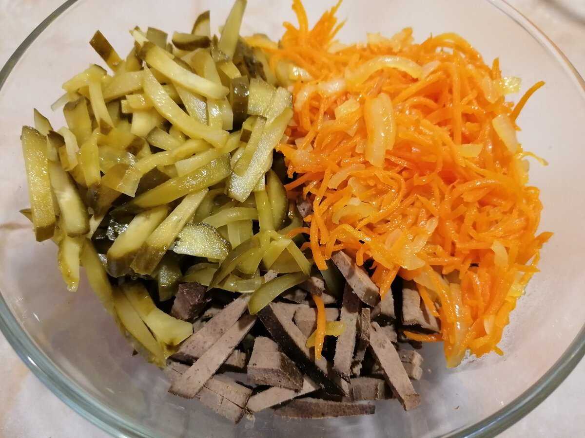 Салат печень жареная морковь. Салат Обжорка с печенью и солеными огурцами. Обжорка с корейской морковкой и говядиной. Салат Обжорка с куриной печенью. Салат Обжорка с говядиной и корейской морковью.