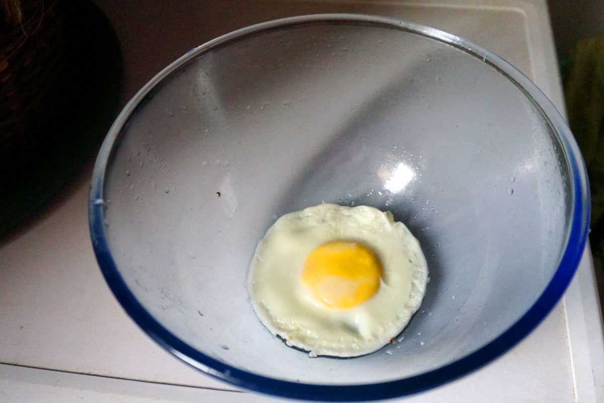 Как сварить яйца в микроволновке