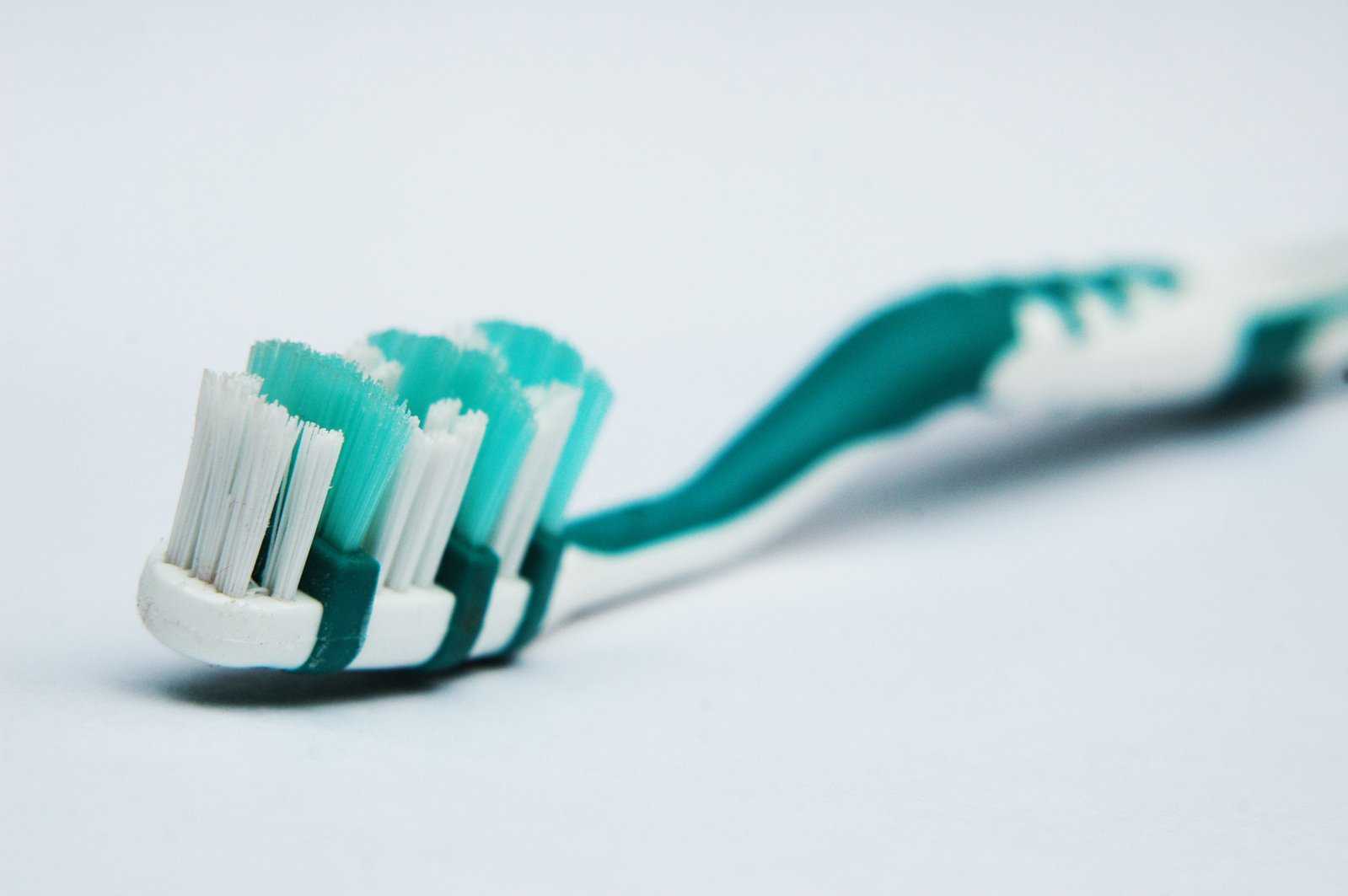 20 способов применения старой зубной щетки :: инфониак