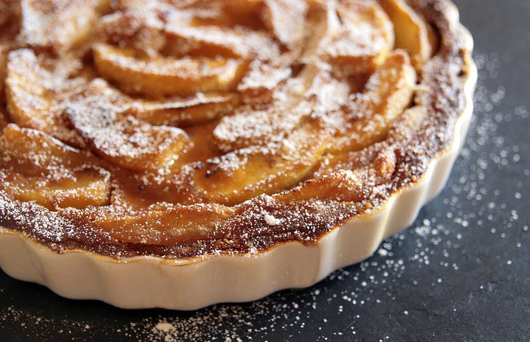 Пирог с яблоками из слоеного теста  — 8 пошаговых рецептов в духовке