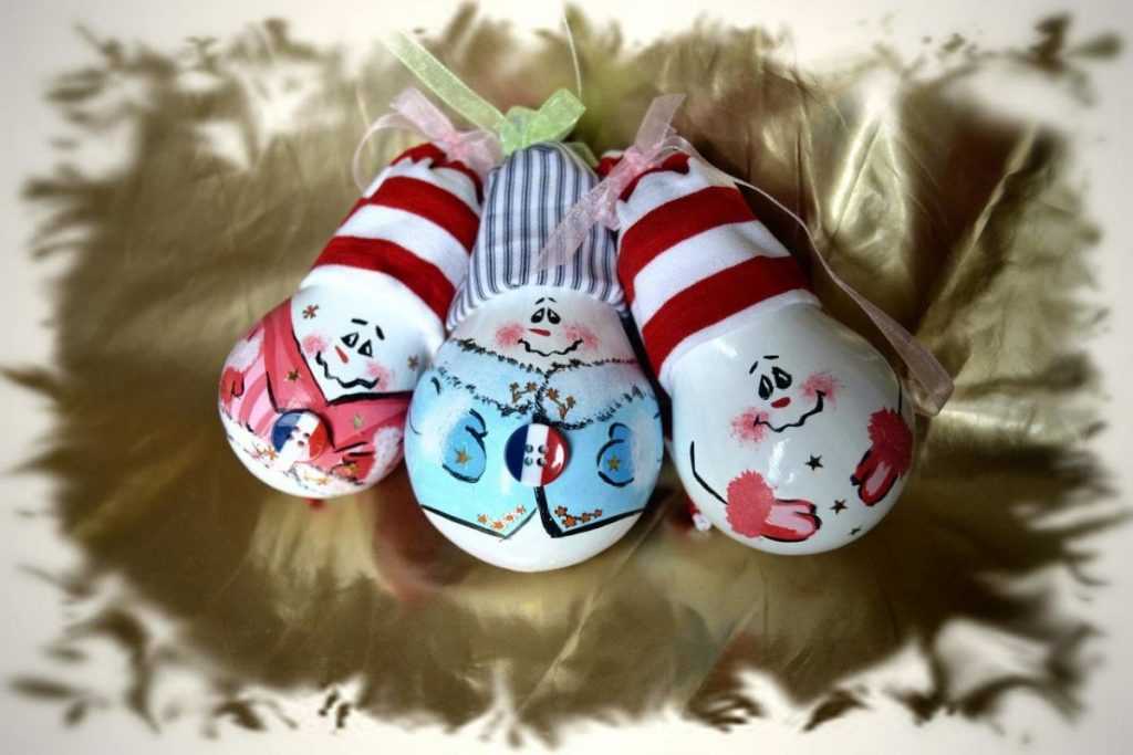 Новогодние игрушки из электрических лампочек