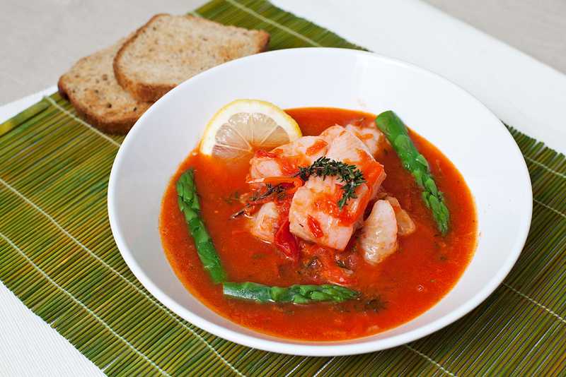 Рыба с овощами в томатном соусе. Палтус в томатном соусе. Рыба в томатном соусе. Рыбка в томатном соусе. Камбала с томатами.