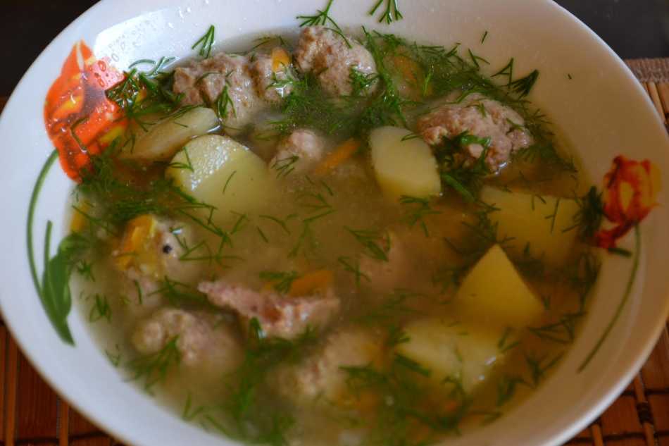 Суп мясо картошка морковь. Суп с тушенкой. Суп с картошкой. Суп с мясом и картошкой. Похлебка с картошкой и тушенкой.