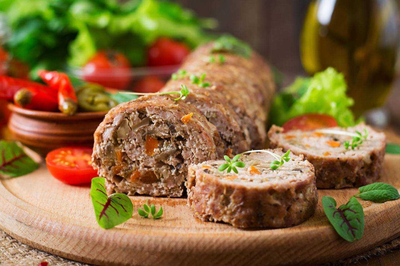 Мясной рулет из фарша с начинкой — 13 рецептов пошагово