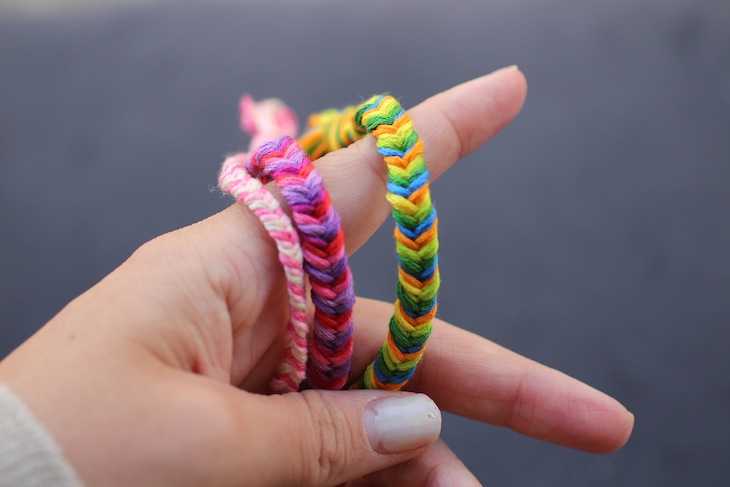 Как сделать браслет дружбы из ниток своими руками: подбор материала для плетения, технология выполнения