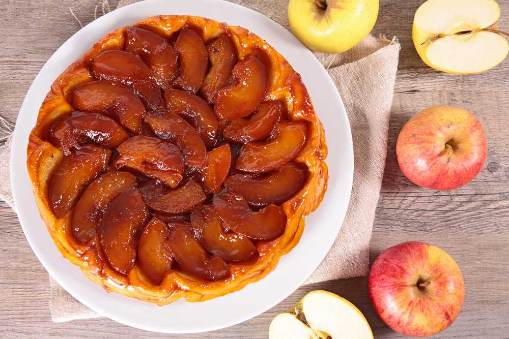 Пирог с яблоками - рецепт из дрожжевого или слоеного теста в духовке