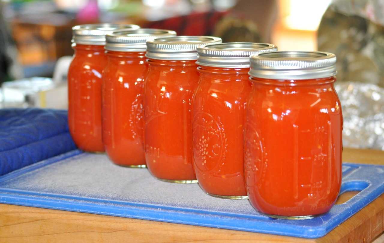Сделать томатный сок из домашних помидор. Томатный сок закатка. Томатный сок на зиму. Домашний томатный сок на зиму. Сок из помидор на зиму.