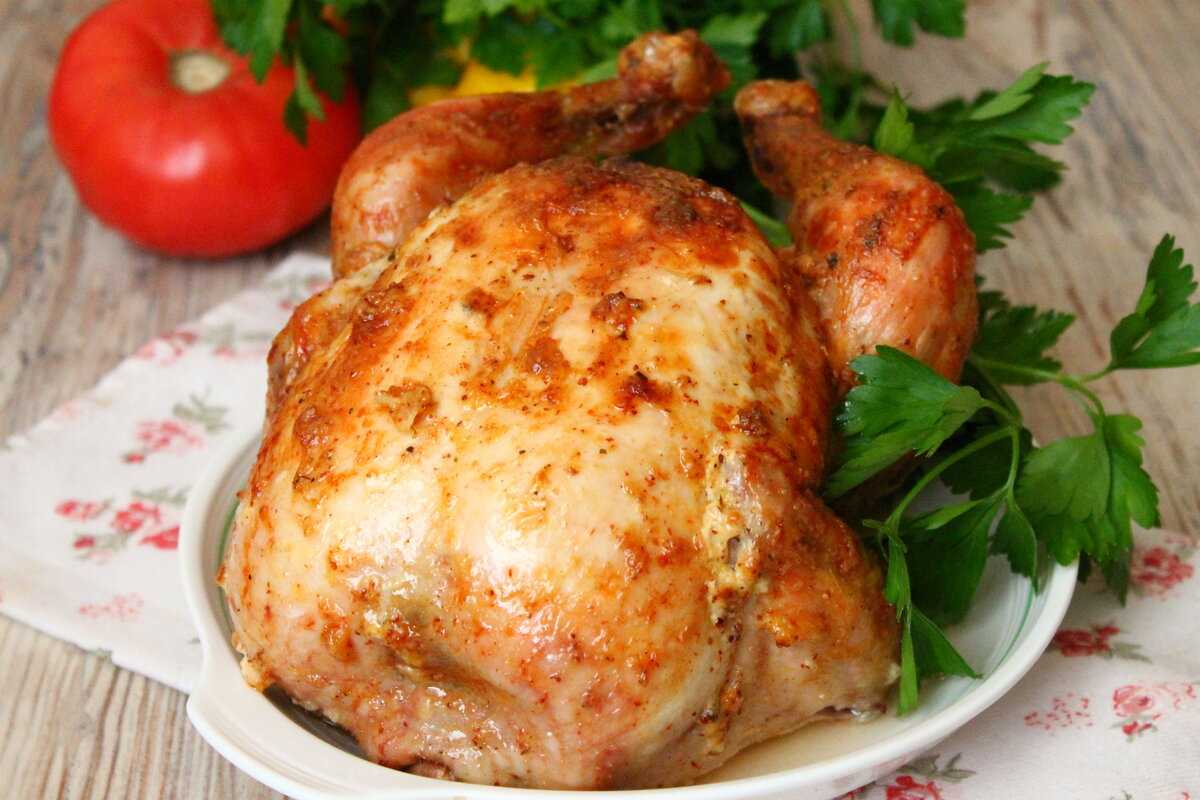 Курица в духовке самый простой рецепт. Курица в духовке. Жареная курица в духовке. Куриные окорочка в духовке. Окорочка с румяной корочкой в духовке.