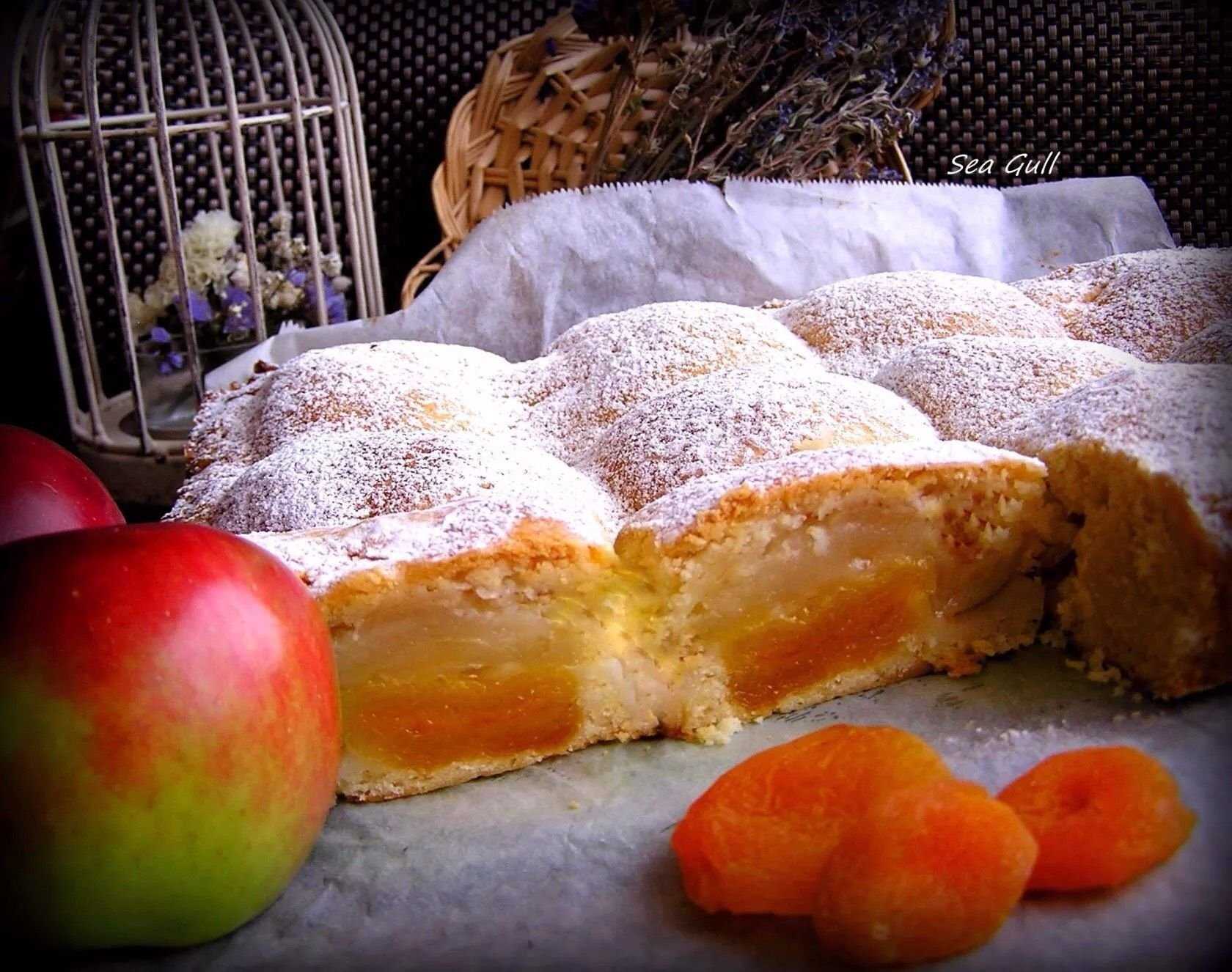 Снежки в духовке. Творожно яблочная выпечка. Творожный пирог с яблоками. Пирог из творожного теста с яблоками. Яблочный пирог с творогом.