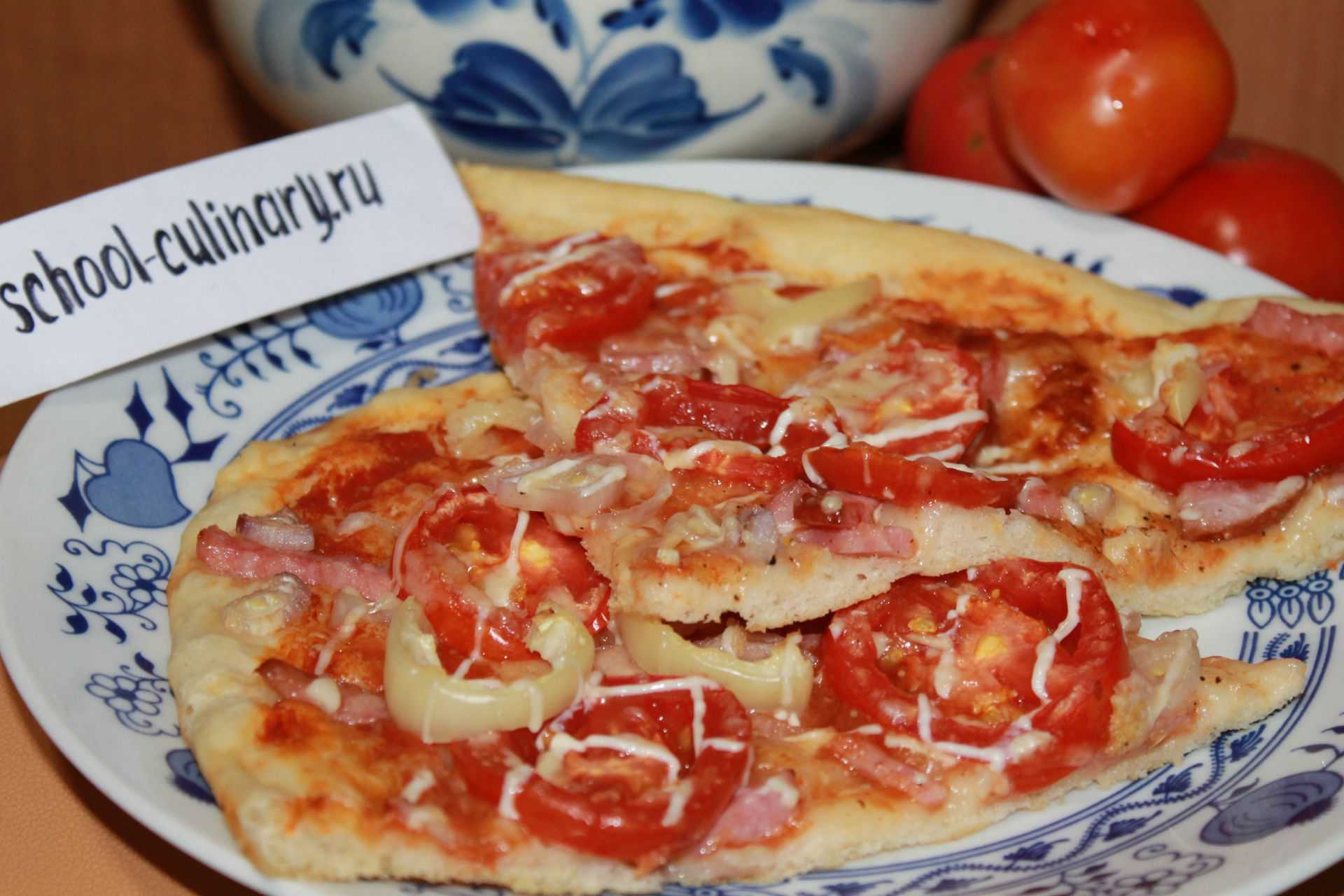 Пицца с помидорами и болгарским. Оладьи пицца. Простая пицца с помидорами. Ленивая пицца. Пицца рецепт классический без дрожжей