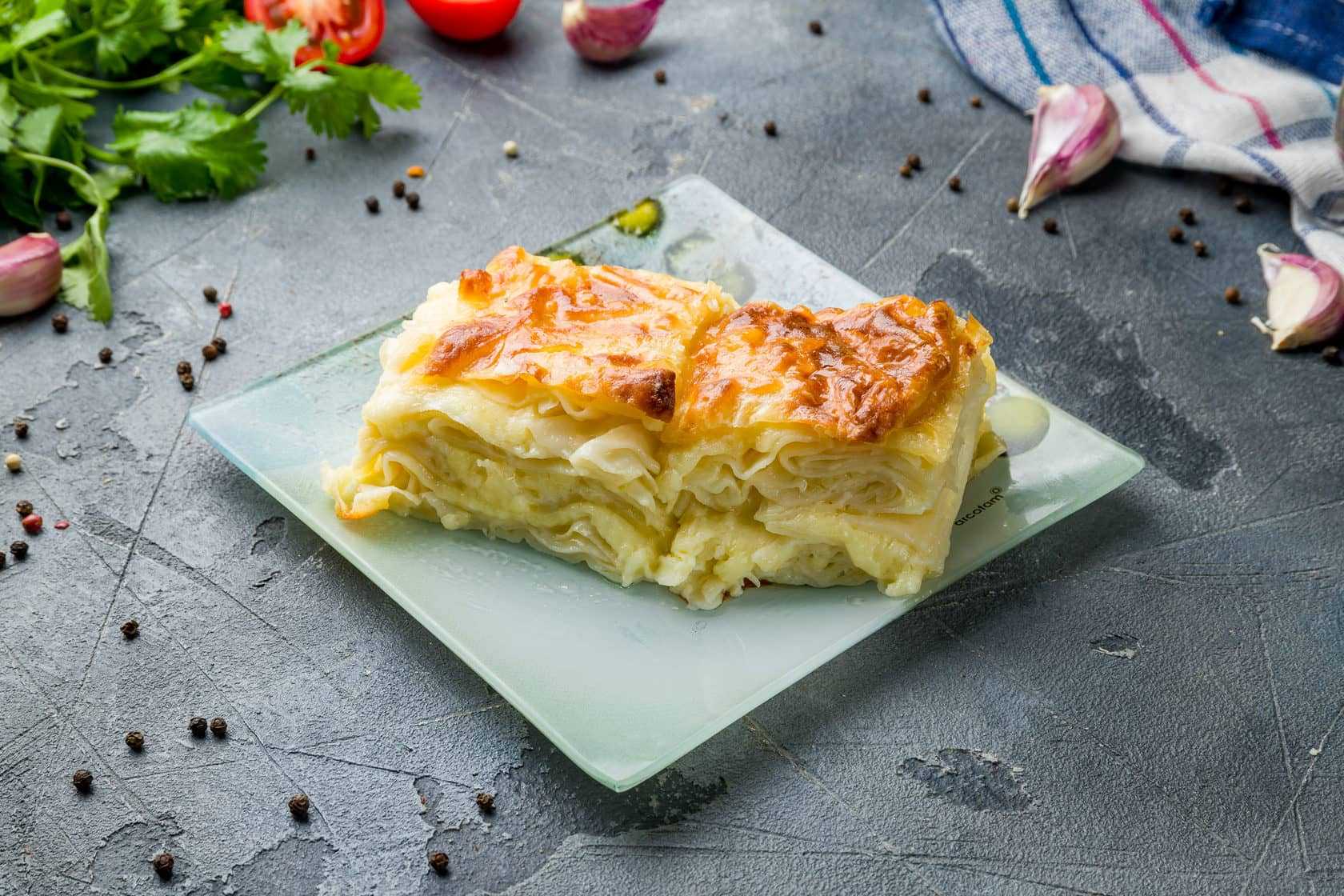 Пирог из слоеного теста с творогом и сыром рецепт с фото