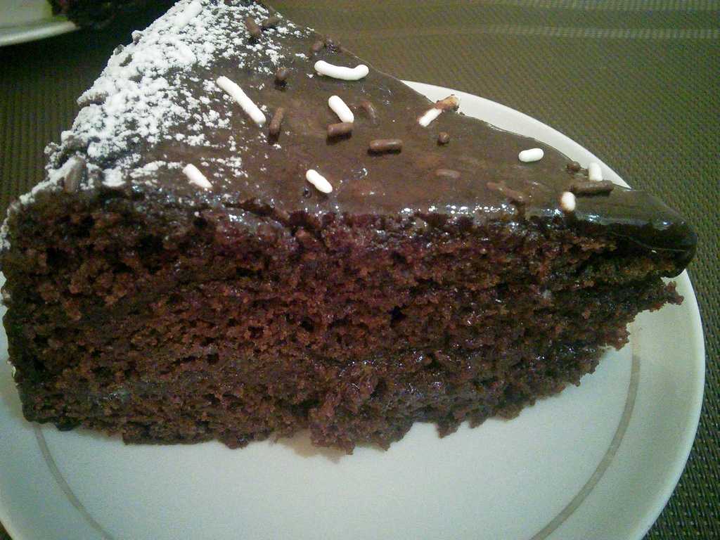 Торт в мультиварке рецепт с фото. Шоколадный бисквит для торта в мультиварке. Шоколадный бисквит в мультиварке. Шоколадный торт в мультиварке. Простой шоколадный торт в мультиварке.