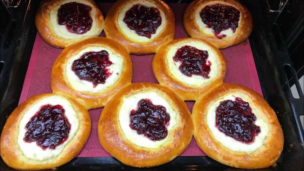 Пирожки с творогом и вареньем