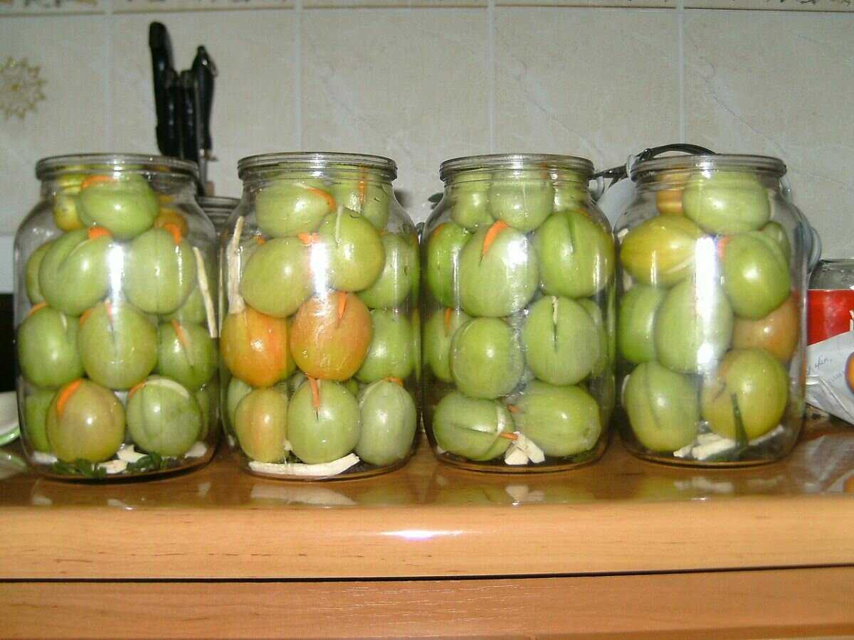 Рецепт вкусных простых зеленых помидор. Зелёные помидоры на зиму. Зелёные помидоры назиму. Зеленые помидоры в банках. Консервированные зеленые помидоры.