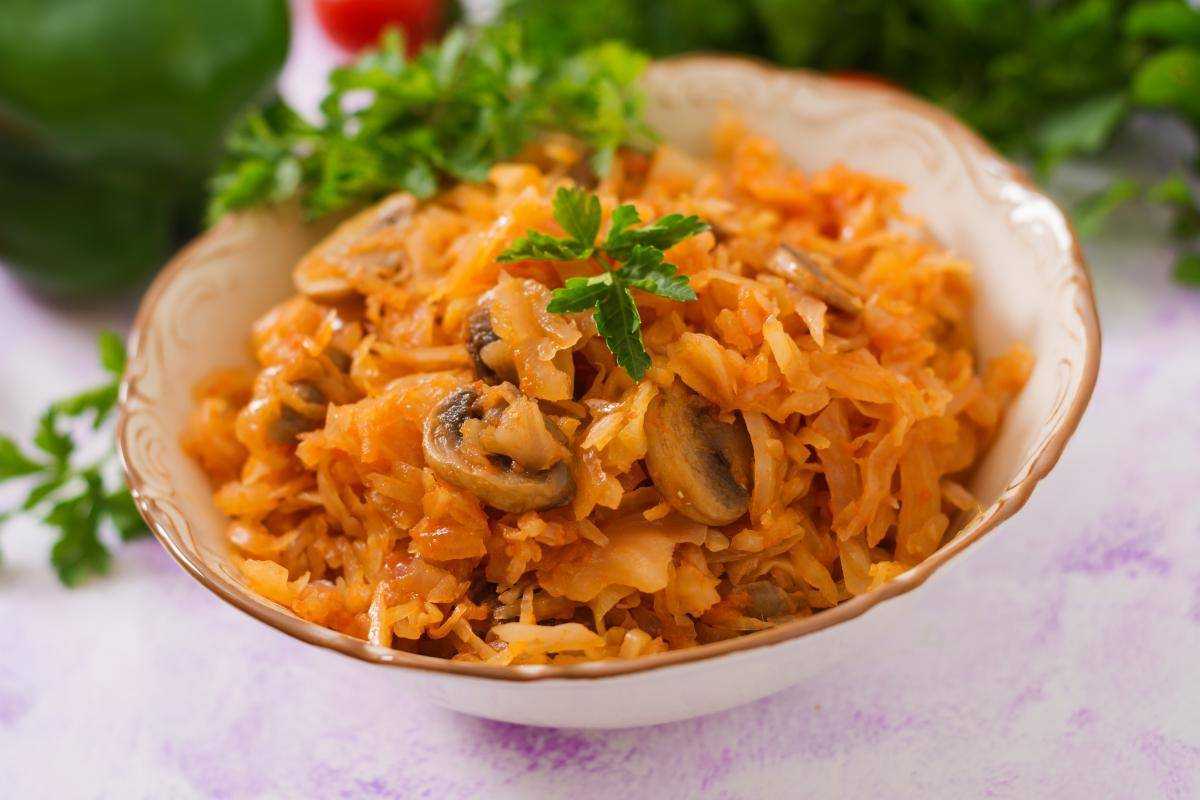 Тушеная и жареная капуста с мясом и грибами: фото, рецепты овощных блюд с мясом