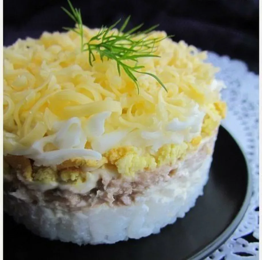 Рыбный салат из консервов с картошкой: рецепты (классический, слоеный)