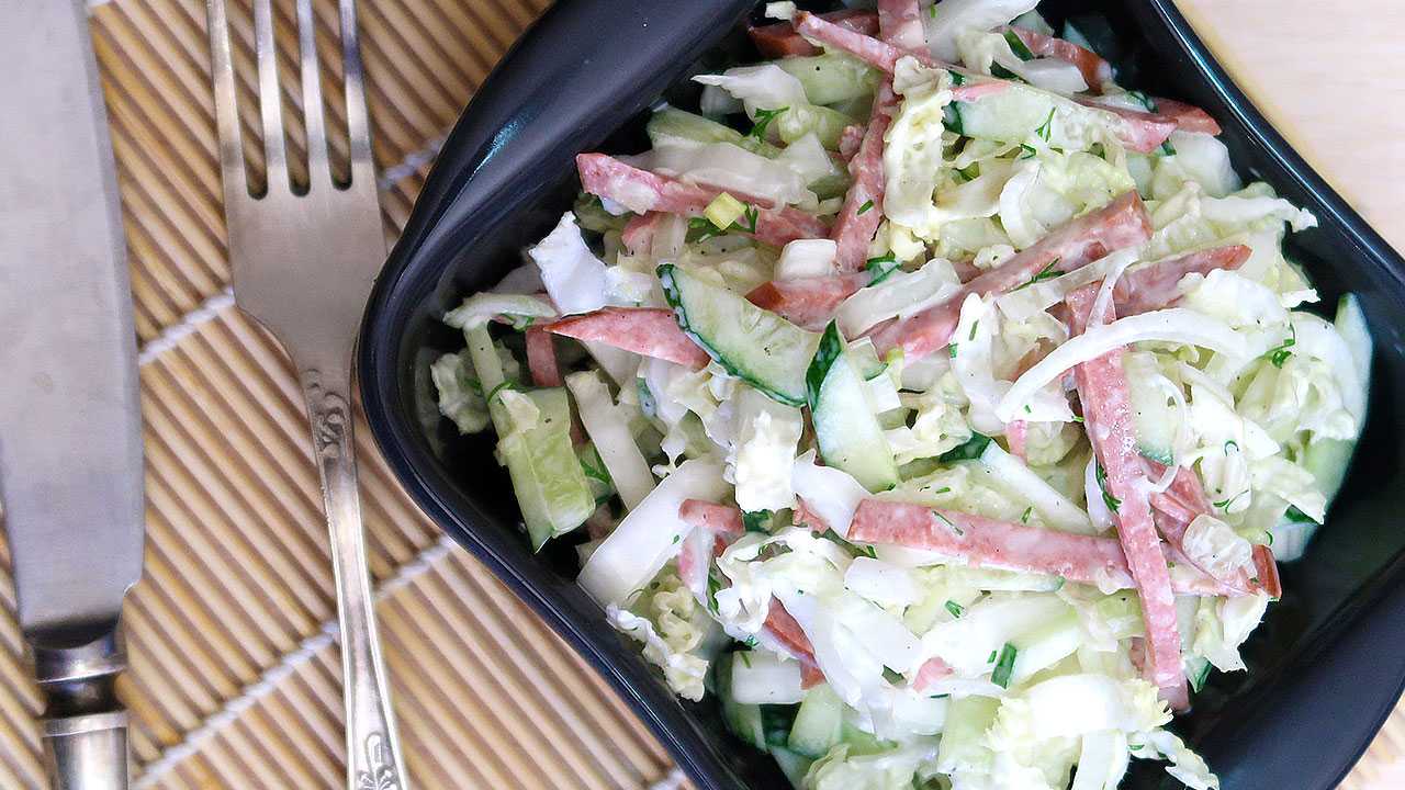 Простой салат на скорую руку с колбасой