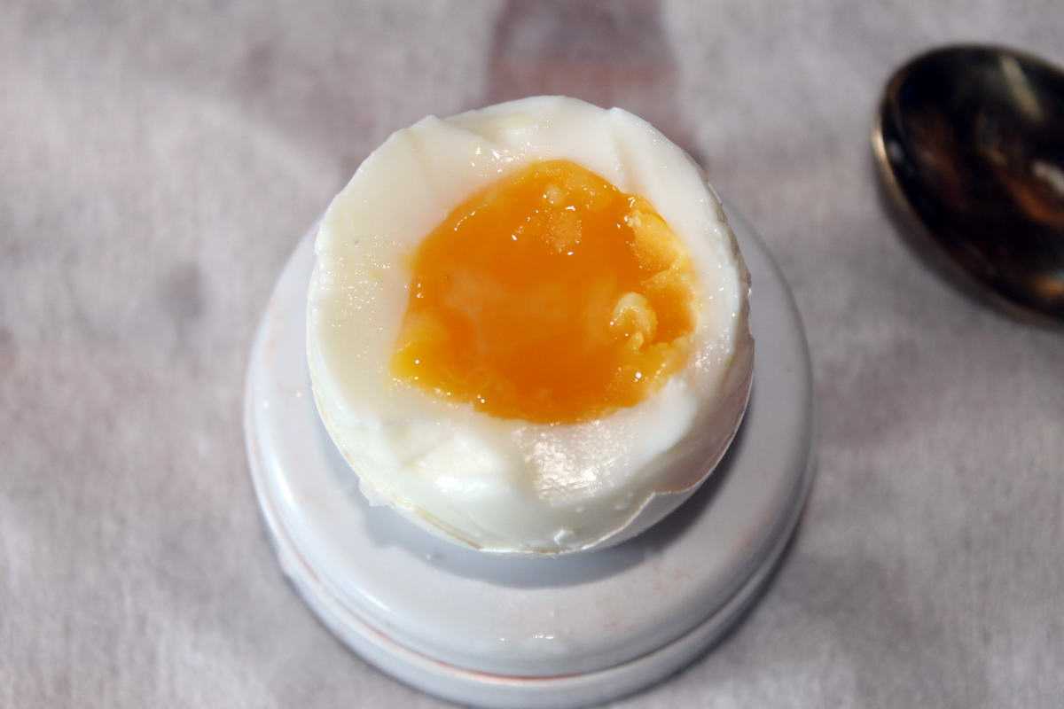 Сколько варить яйца всмятку на газовой или электрической плите после закипания воды