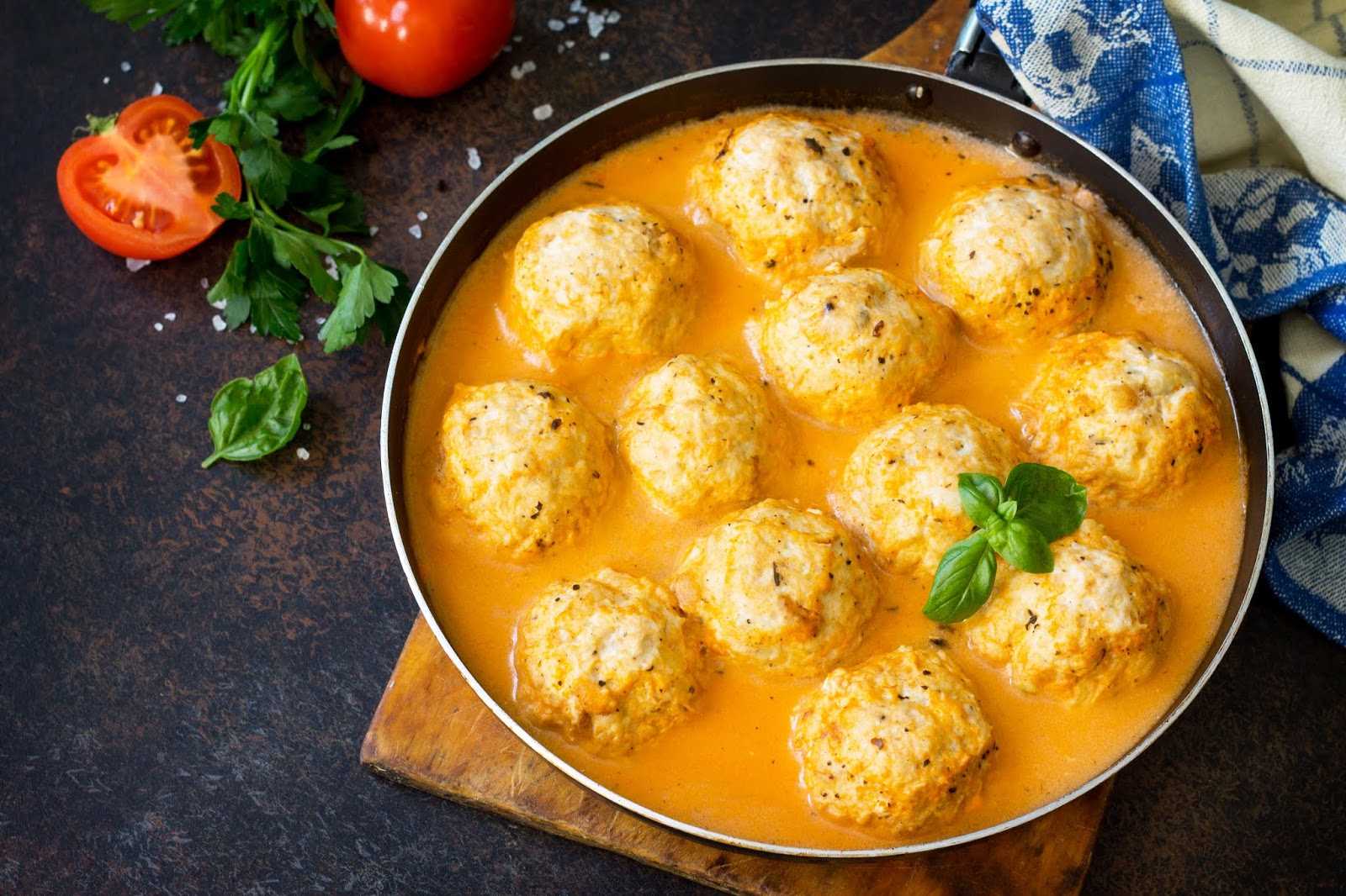 Тефтели из фарша с рисом в духовке: 3 рецепта