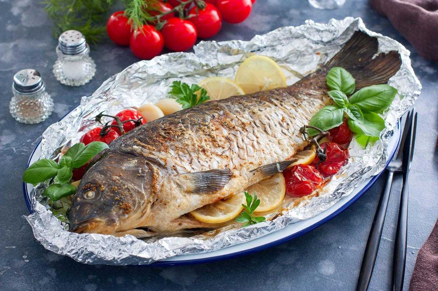 Карп запеченный с овощами. Рыбные блюда. Запеченный Карп. Рыба в духовке. Рыба запеченная в фольге.