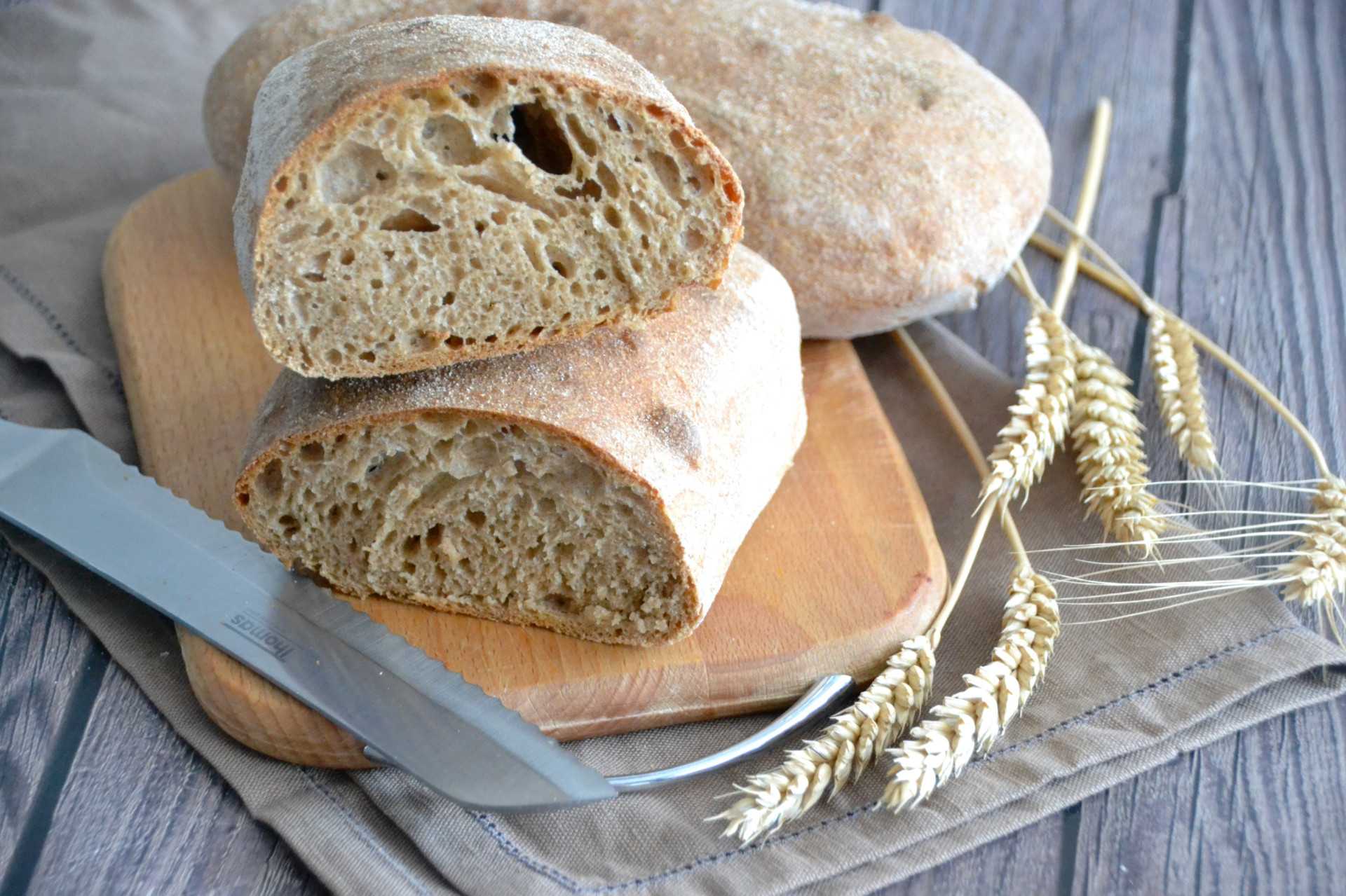 Хлеб из цельнозерновой муки простой рецепт. Чиабатта цельнозерновая. Чиабатта из цельнозерновой муки. Итальянский хлеб чиабатта. Хлеб чиабатта Пшеничка.
