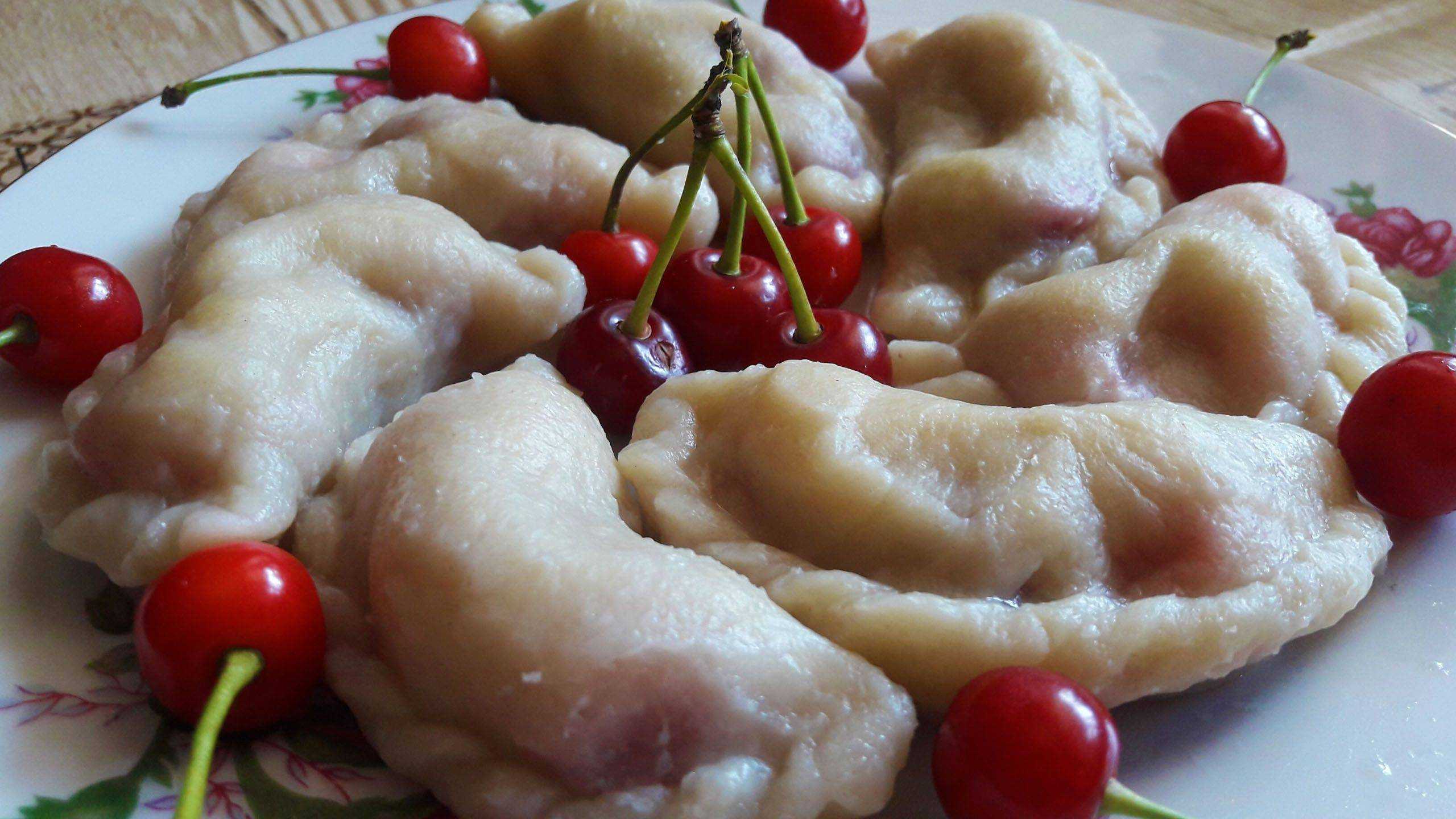 Рецепт вареников с вишнями пошагово