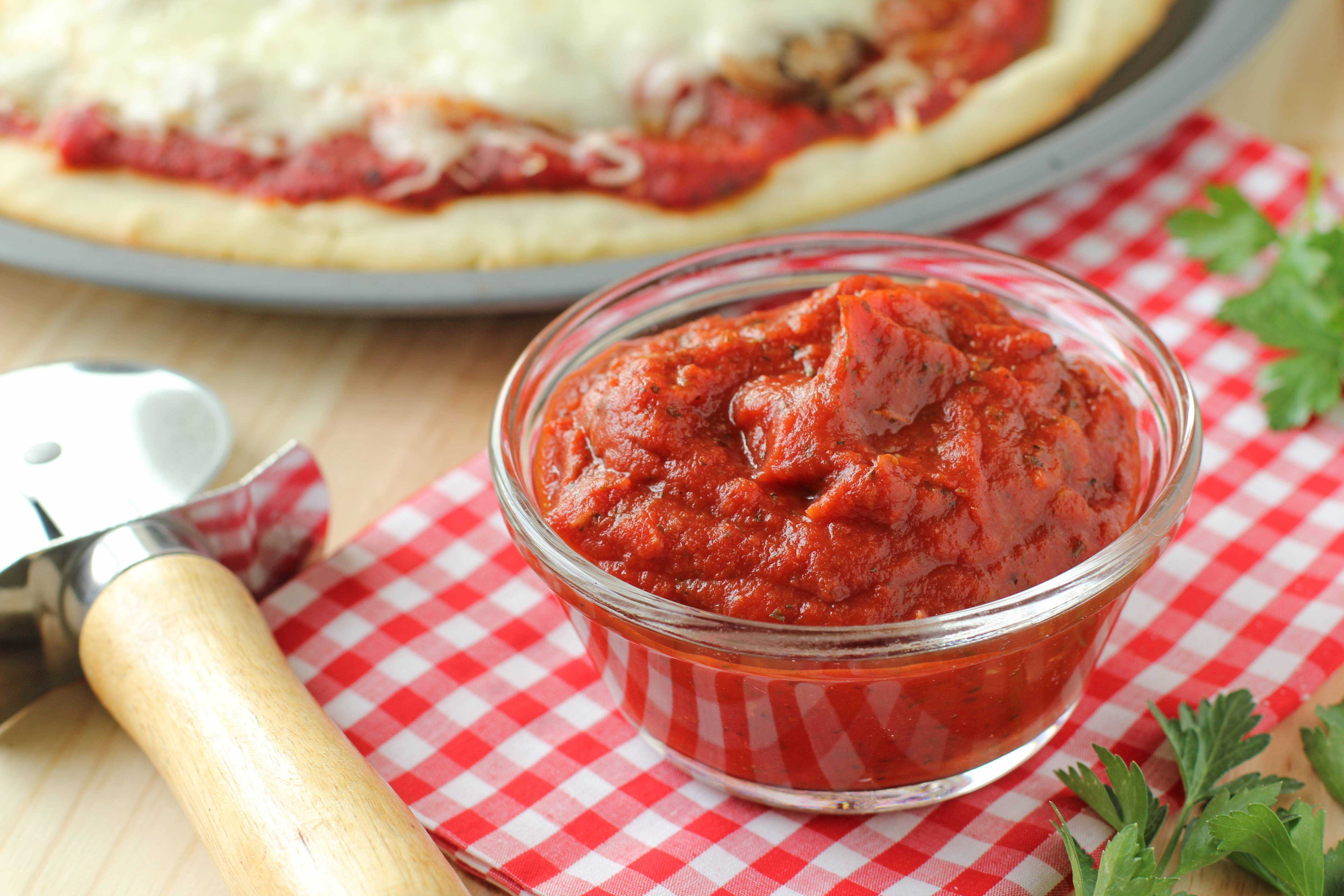 Вкусная томатная подлива. Соус. Соус для пиццы. Итальянский соус для пиццы. Соус помидорный для пиццы.