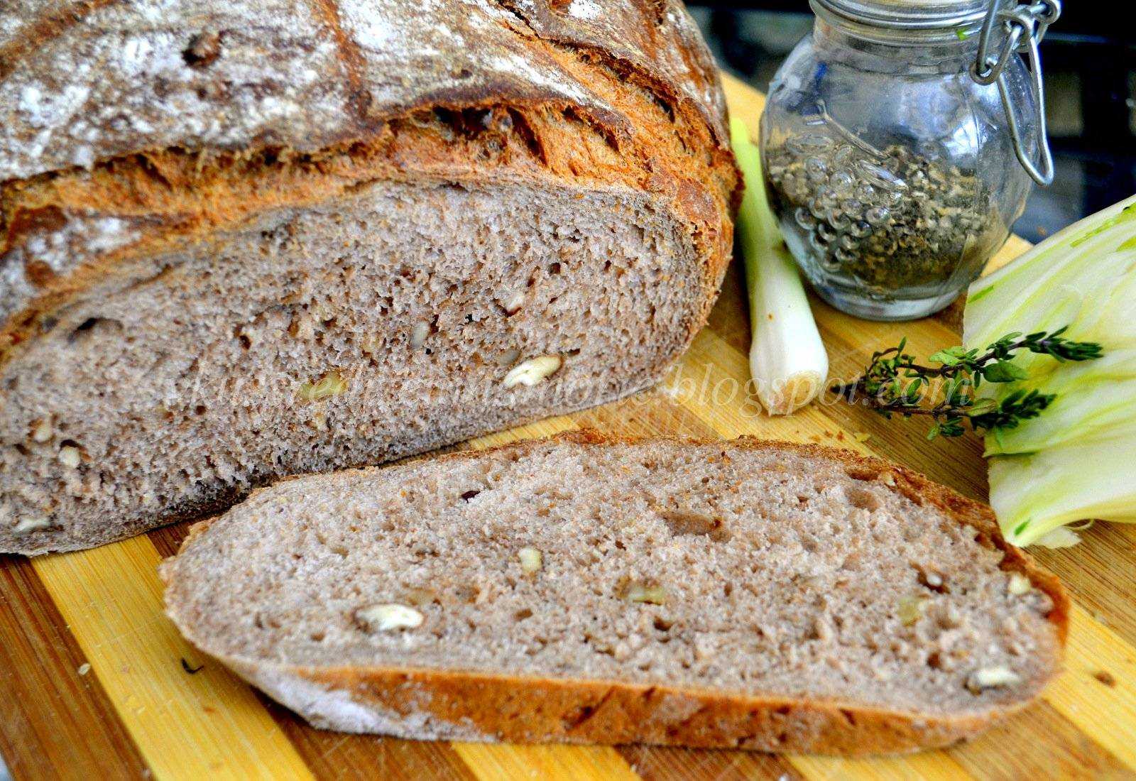 Рецепт хлеба из цельнозерновой муки на закваске. Цельнозерновой хлеб. Хлеб цельнозерновой бездрожжевой. Хлеб бездрожжевой с семенами. Хлеб с семечками.