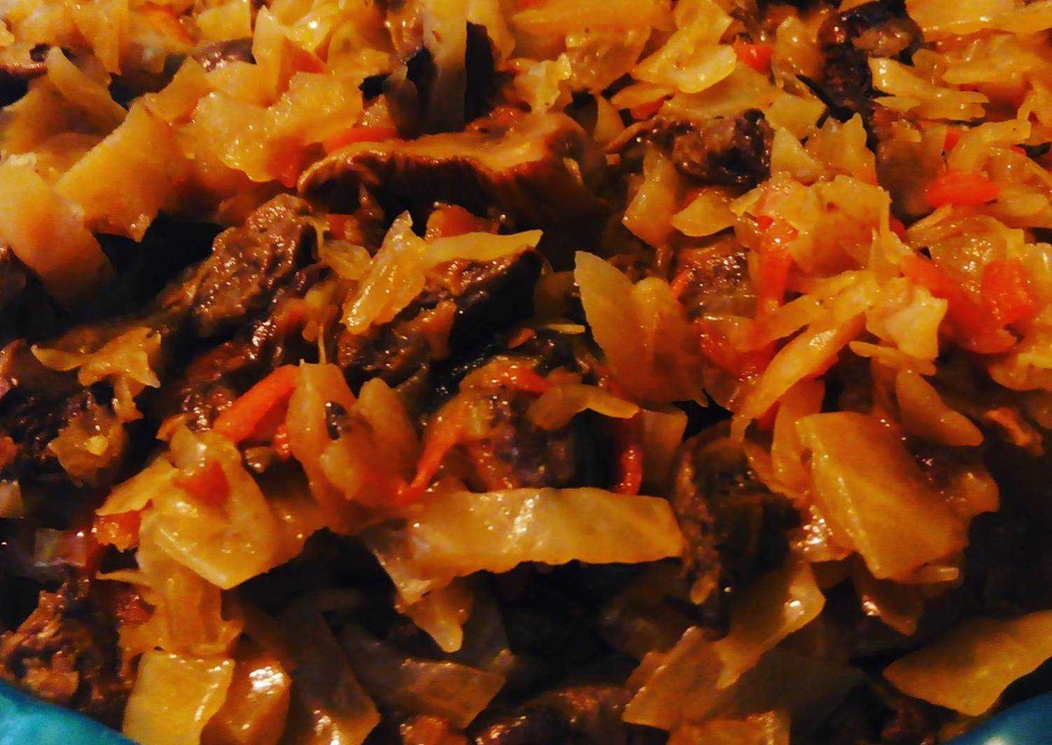 Тушеная капуста с грибами на сковороде – очень вкусный рецепт