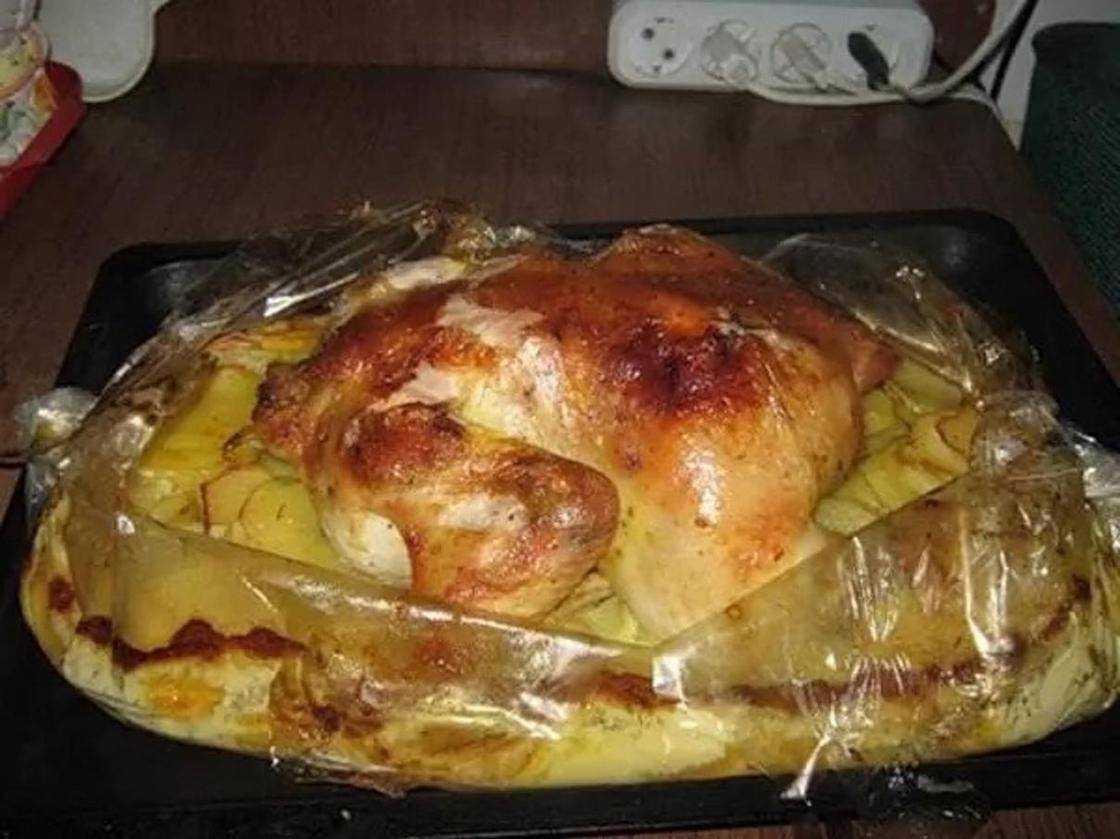 Курица в майонезе в рукаве. Курица в духовке. Курица в рукаве в духовке. Курица с картошкой в духовке. Запечь курицу в рукаве.