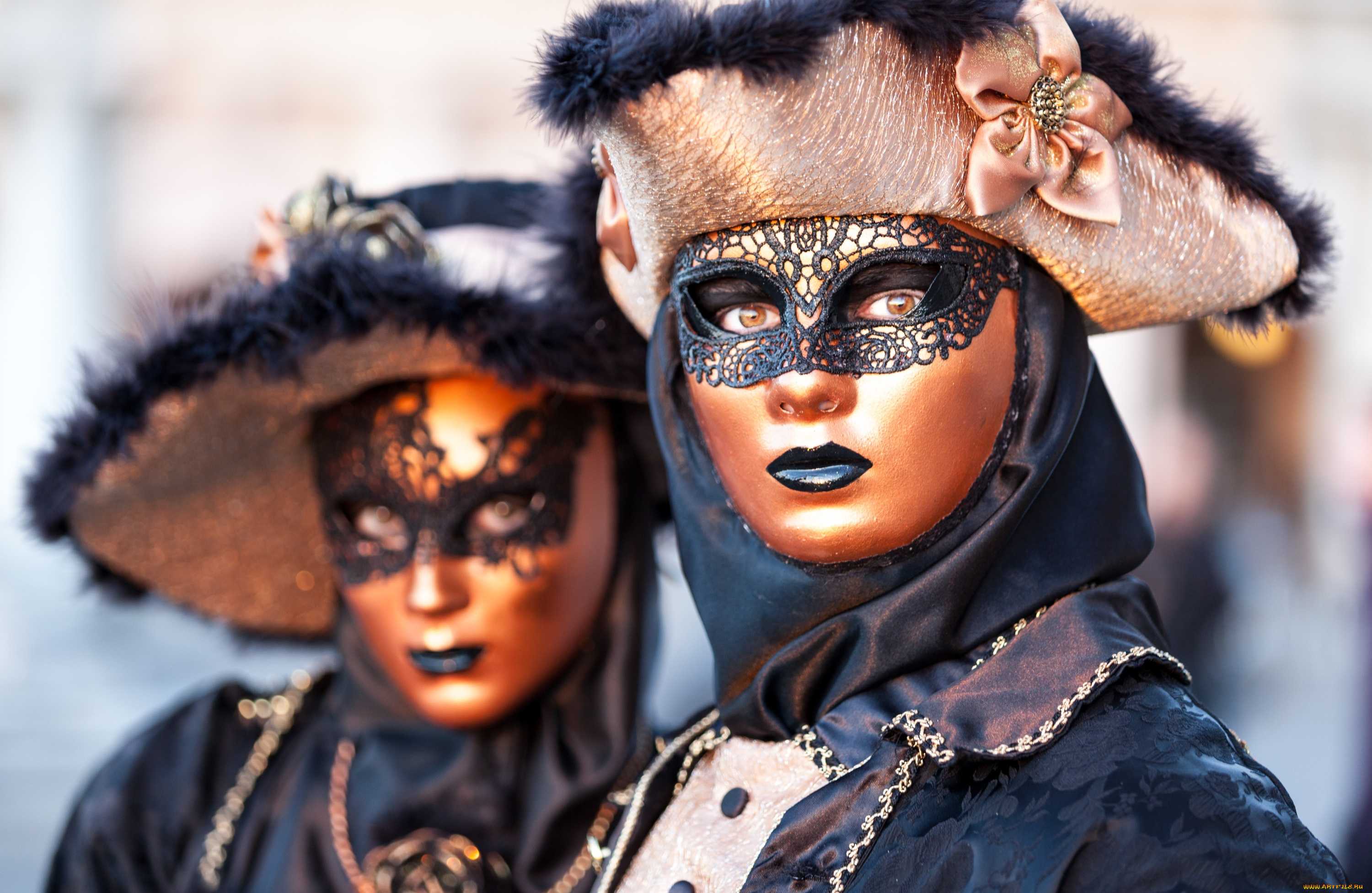 Одевали карнавал. Венецианский маскарад костюм Вольто. Маски венецианские карнавальные. Карнавальная маска "человек". Карнавальный костюм с маской.