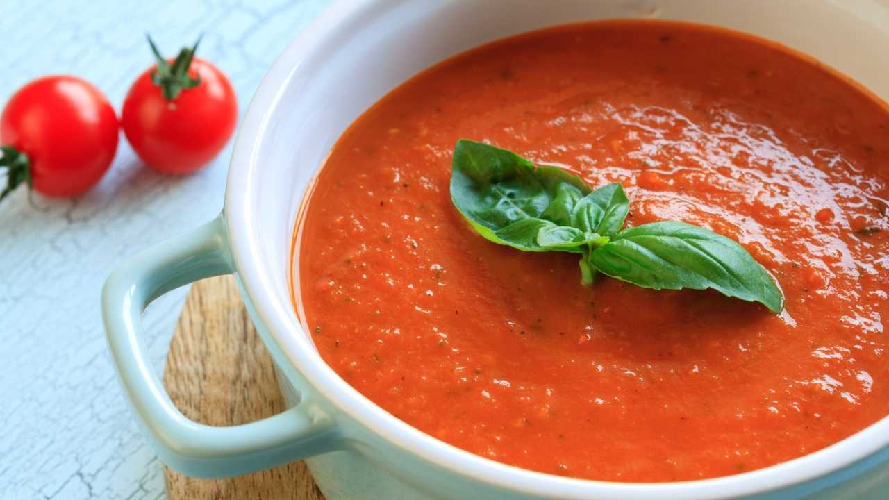 Суп томатный рецепты из свежих. ТТК томатный суп пюре. Андалузский гаспачо. Томат гаспачо. Томатно-базиликовый суп.