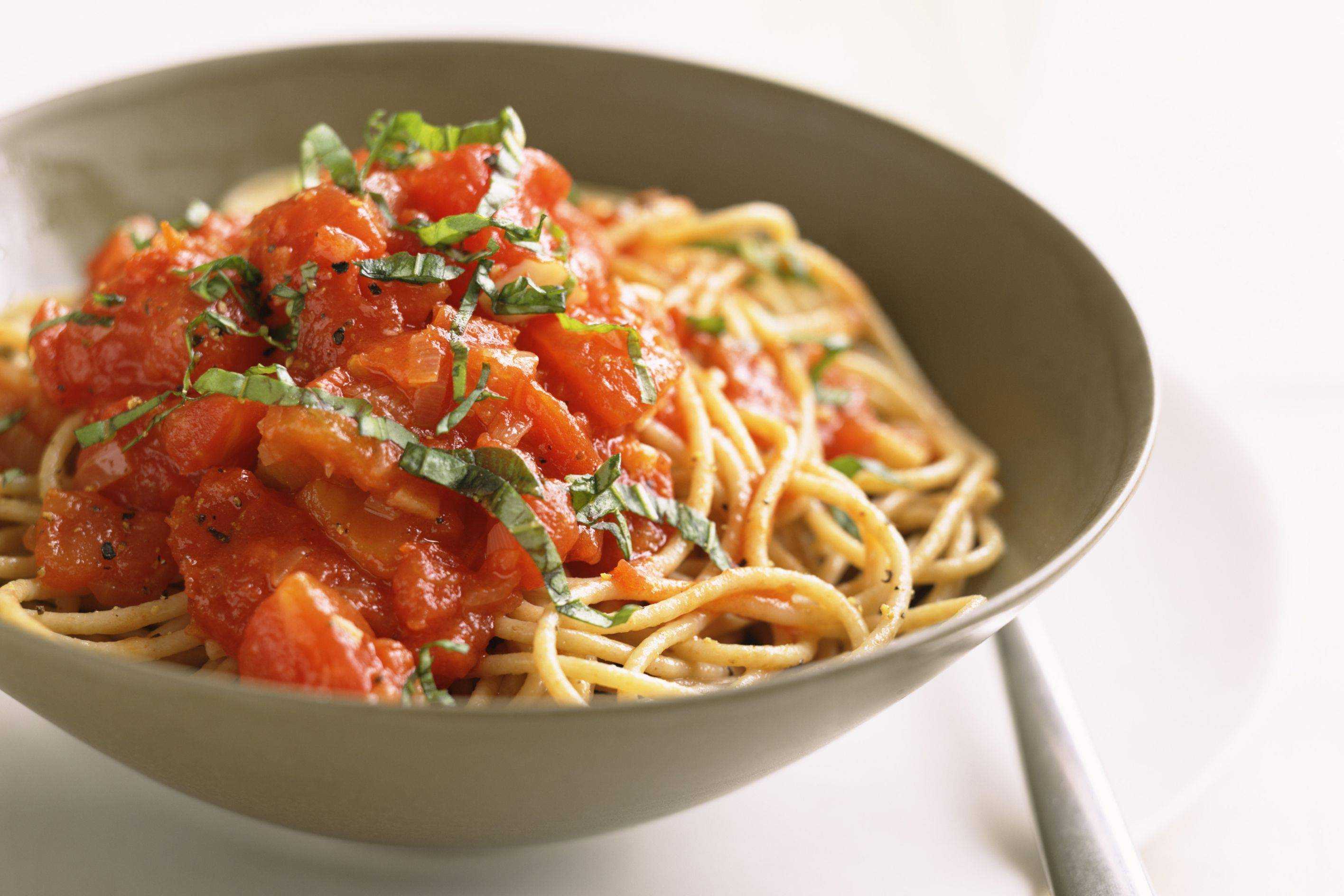 Спагетти с томатной пастой: готовить — это просто. рецепты спагетти с томатным соусом на каждый день: с овощами, курицей, копчёностями
