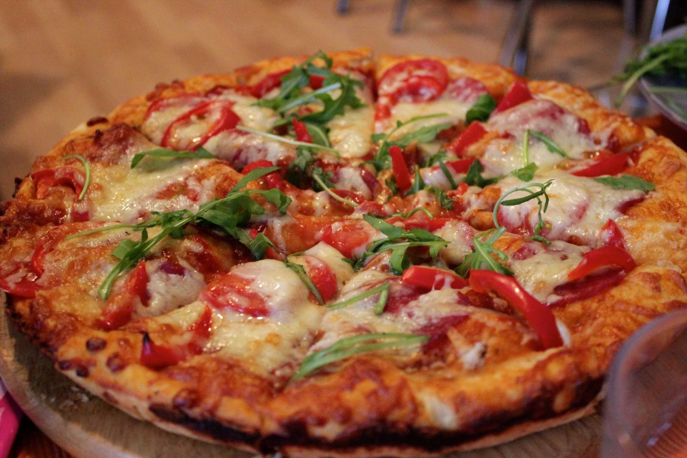 Пицца рецепт простой и вкусный в духовке. Пицца домашняя. Пицца в духовке. Пицца домашняя в духовке. Пицца домашняя в духовке вкусная.
