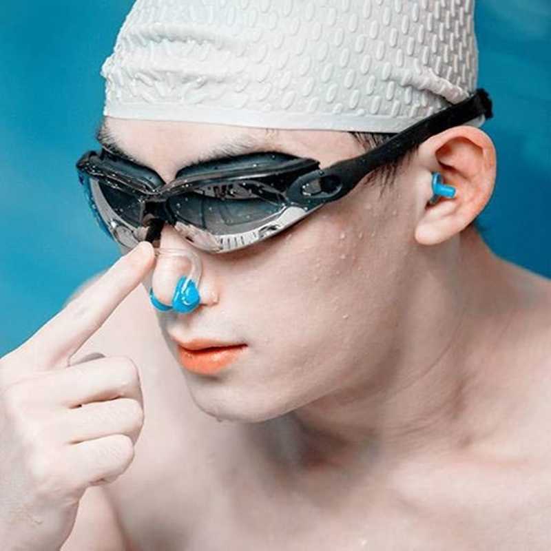 Зажим для носа для плавания надевают путем скольжения по лицу или фиксацией по принципу прищепки Выпускают из силикона, пластика, резины, металла