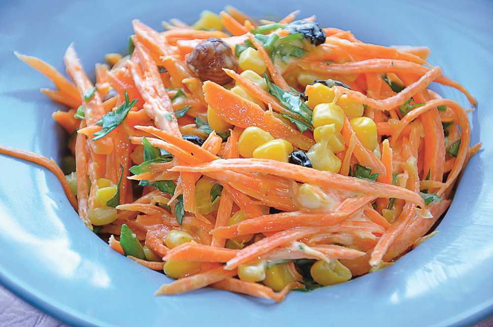 Морковь с чесноком и маслом рецепт. Салат морковка. Салат с морковью. Салат со свежей морковью. Простые салаты с морковью.